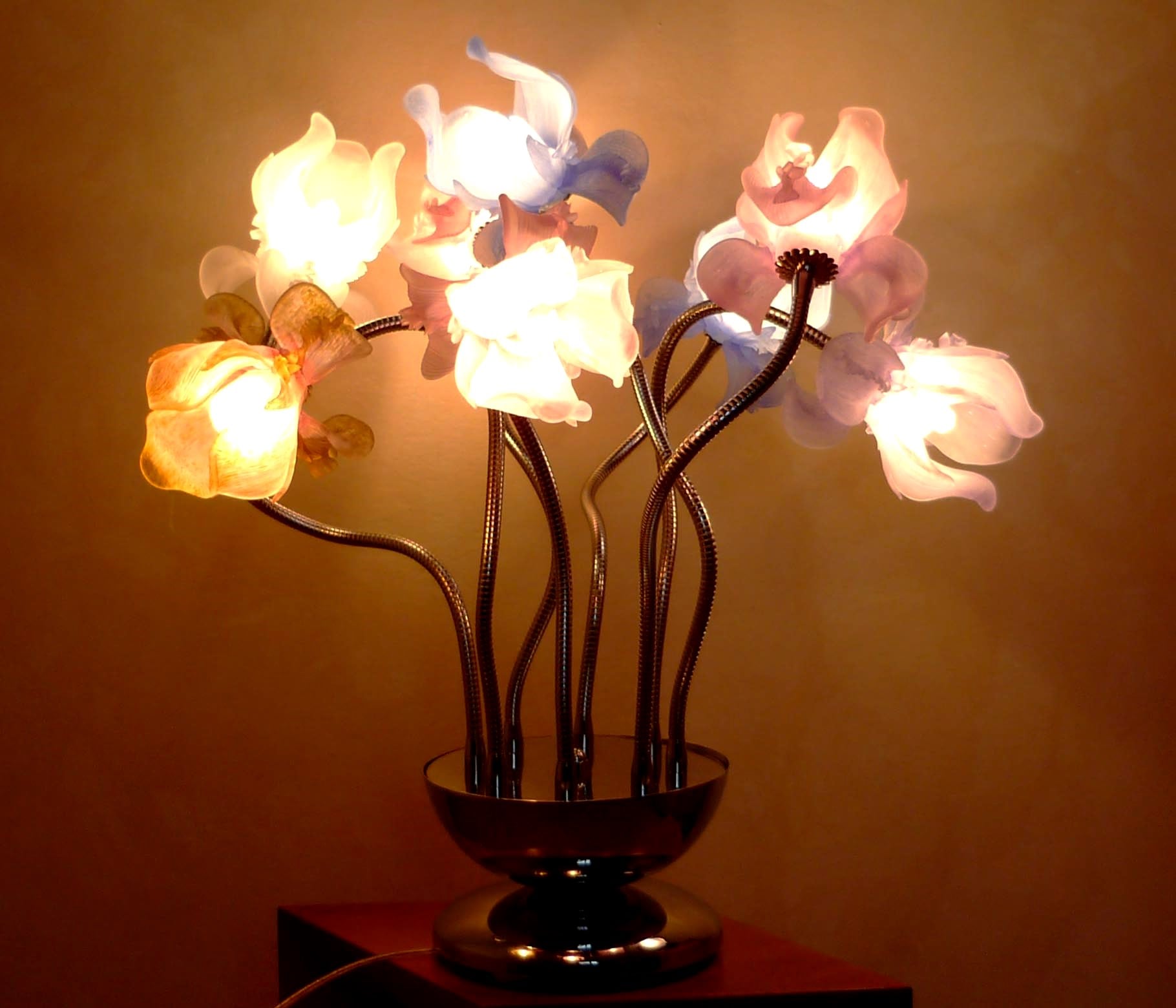 Lampada da tavolo fiori d'acciaio